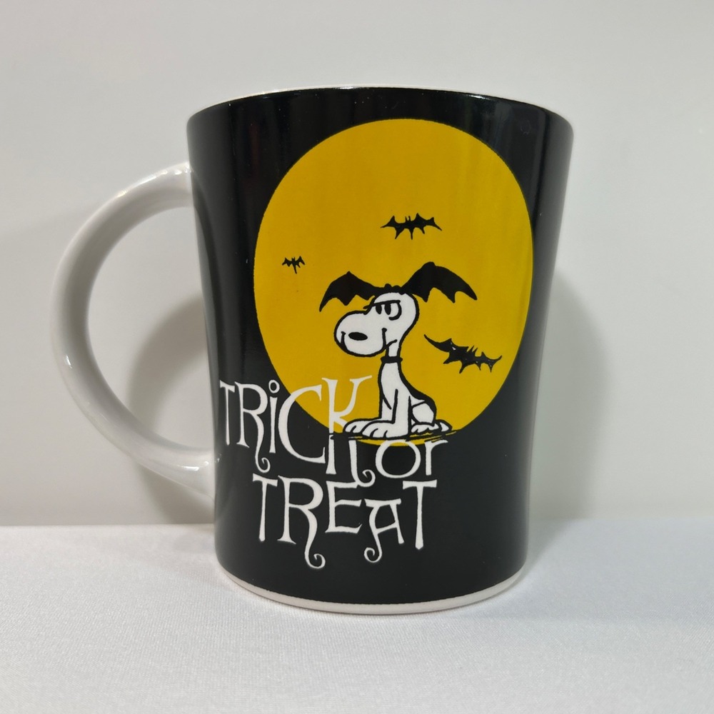 Snoopy Halloween Creepy & Kooky Trick or Treat Mug Black Yellow Moon Gibson NWT
